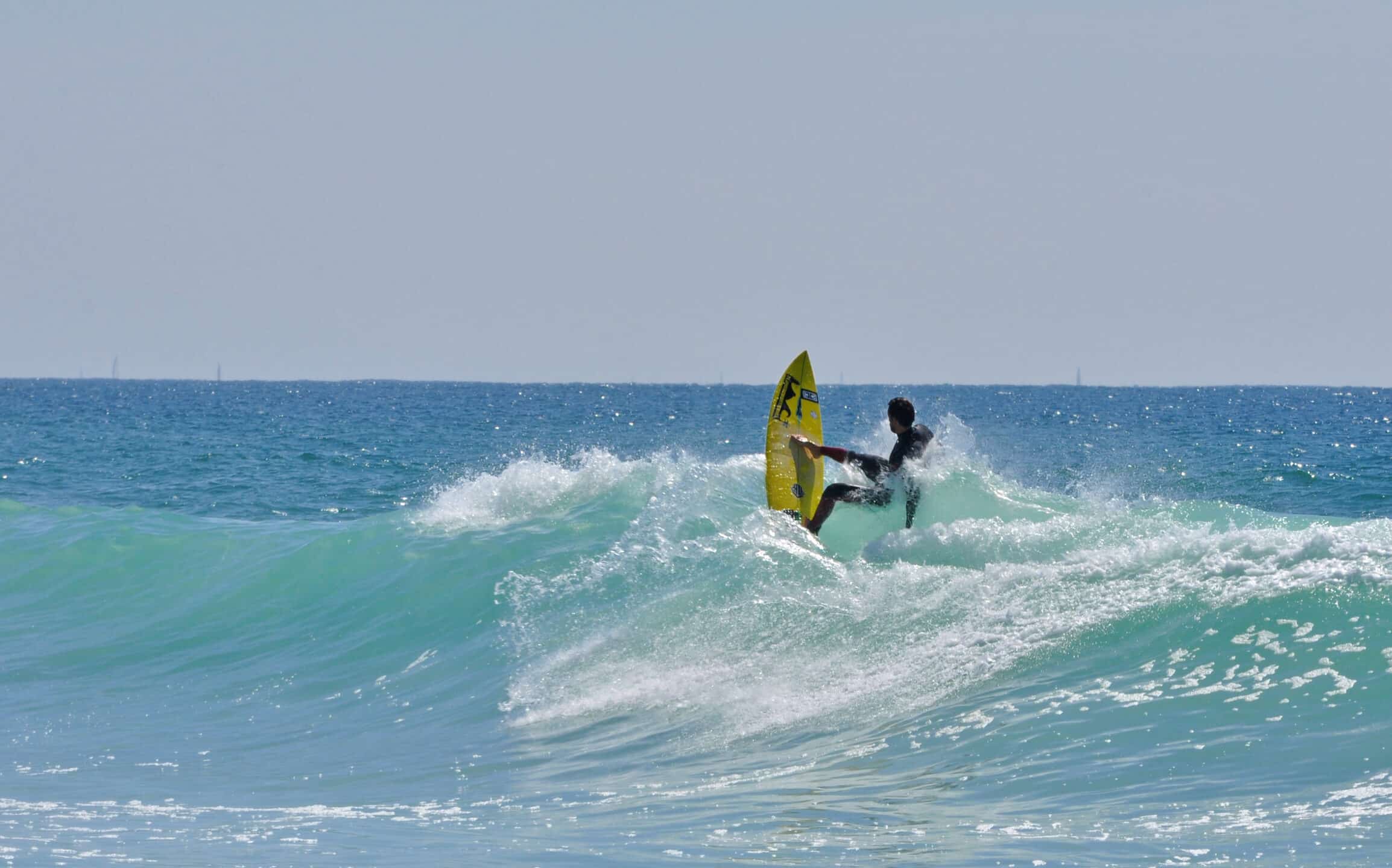 activité de surf presqu'ile de crozon proche des chambres d'hôtes à locronan