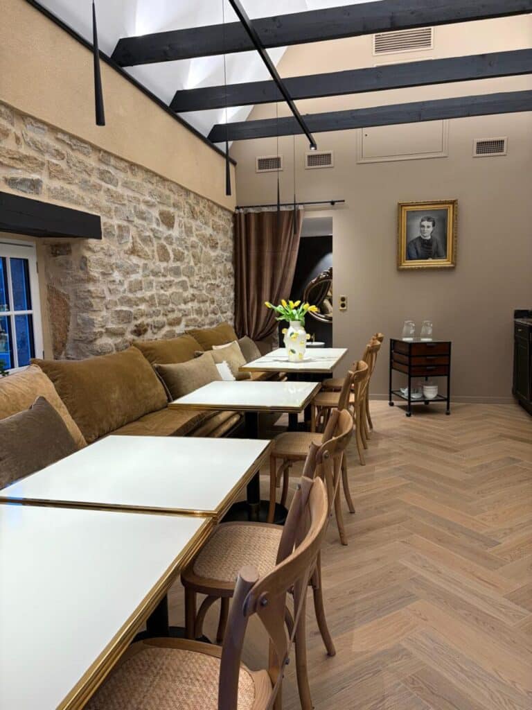 Salle a disposition 3 - Locronan, Finistère